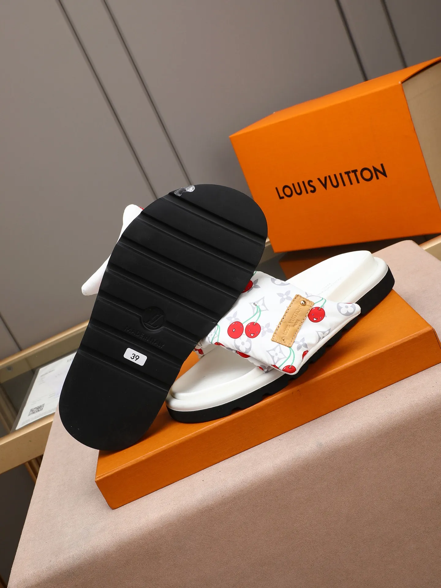 PP360 [LOUIS VUITTON] Louis Vuitton, LV printing, men's and women's slippers are on the market. The drawer box packaging comes with a cloth bag and a card. The upper pattern looks very soft and waxy, and it is a super versatile leg slimming tool. Fabric: imported denim/canvas/old fabric, LV hardware LOGO, official website pattern printing, comfortable to wear, feet: high-elastic PU water table. Sole: foam sole, heel height: about 5cm. Code number: 35-46, 35, 45, 46 are custom-made and non-returnable. Color: multiple colors and styles available.